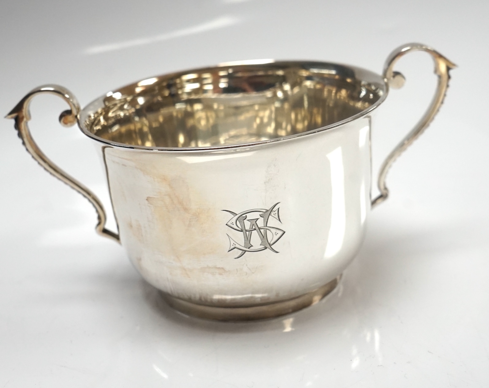 An Edwardian silver porringer, London, 1904, height 72mm, together with a pierced silver bonbon dish and an egg cup, 6.4oz. Condition - fair to good